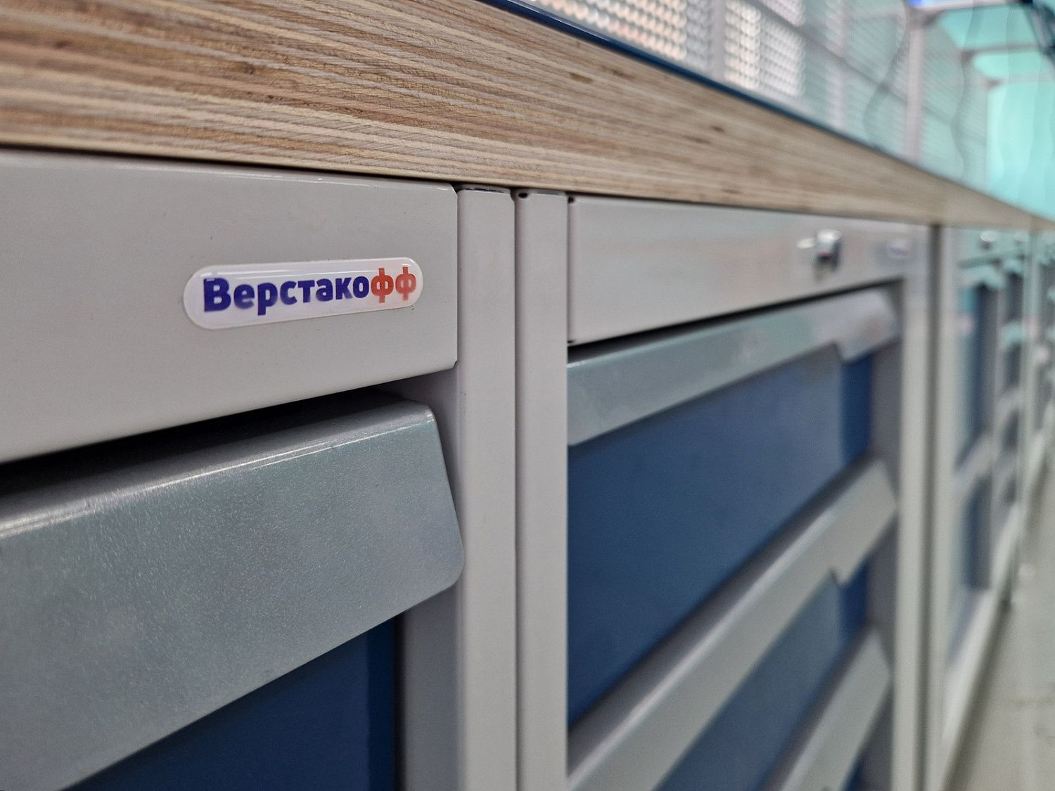 Оснащение слесарной мастерской. Колледж Подмосковья.